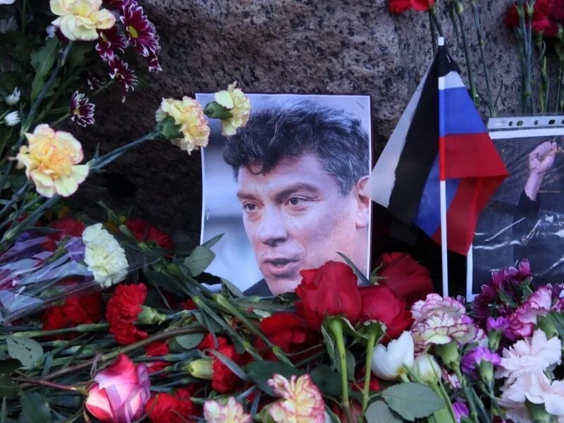Могила немцова. Политик убитый. Политик убитый. Политик убитый. Политик убитый.