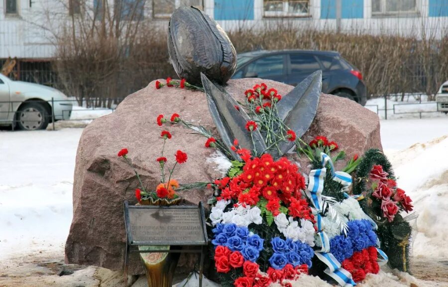 Памятник черный тюльпан в Серпухове. Черный тюльпан в городе Серпухов. Памятный знак «черный тюльпан» Серпухов. Черный тюльпан серпухов