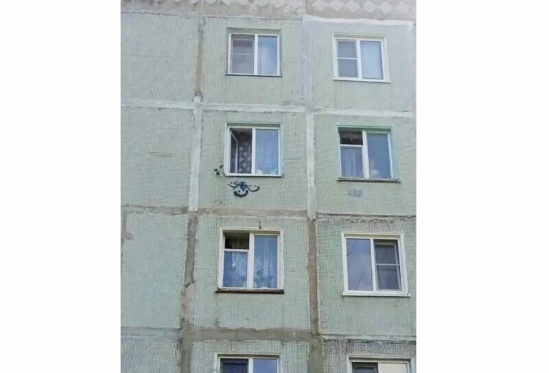 Ваня поднялся с первого этажа на четвертый. Город в окне. Окна России.