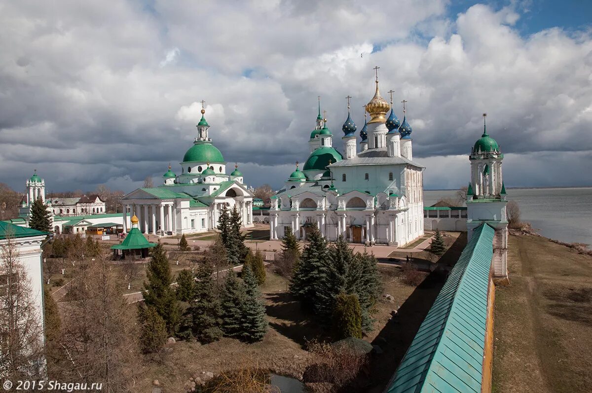 Ростов достопримечательность Спасо Яковлевский. Спасо-Яковлевский монастырь Ростов смотровая площадка. Смотровая площадка Ростов Великий. Достопримечательность города Ростова Яковлевский монастырь.