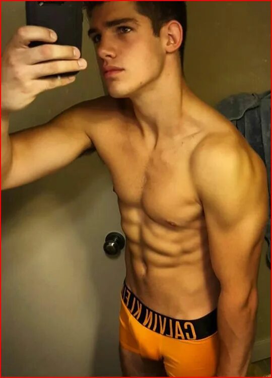 Фото парня 18 домашние. Пресс парня 18 лет. красивые парни 18 лет с прессом. красивые парни 17 лет торс. спортивные парни 16 лет.