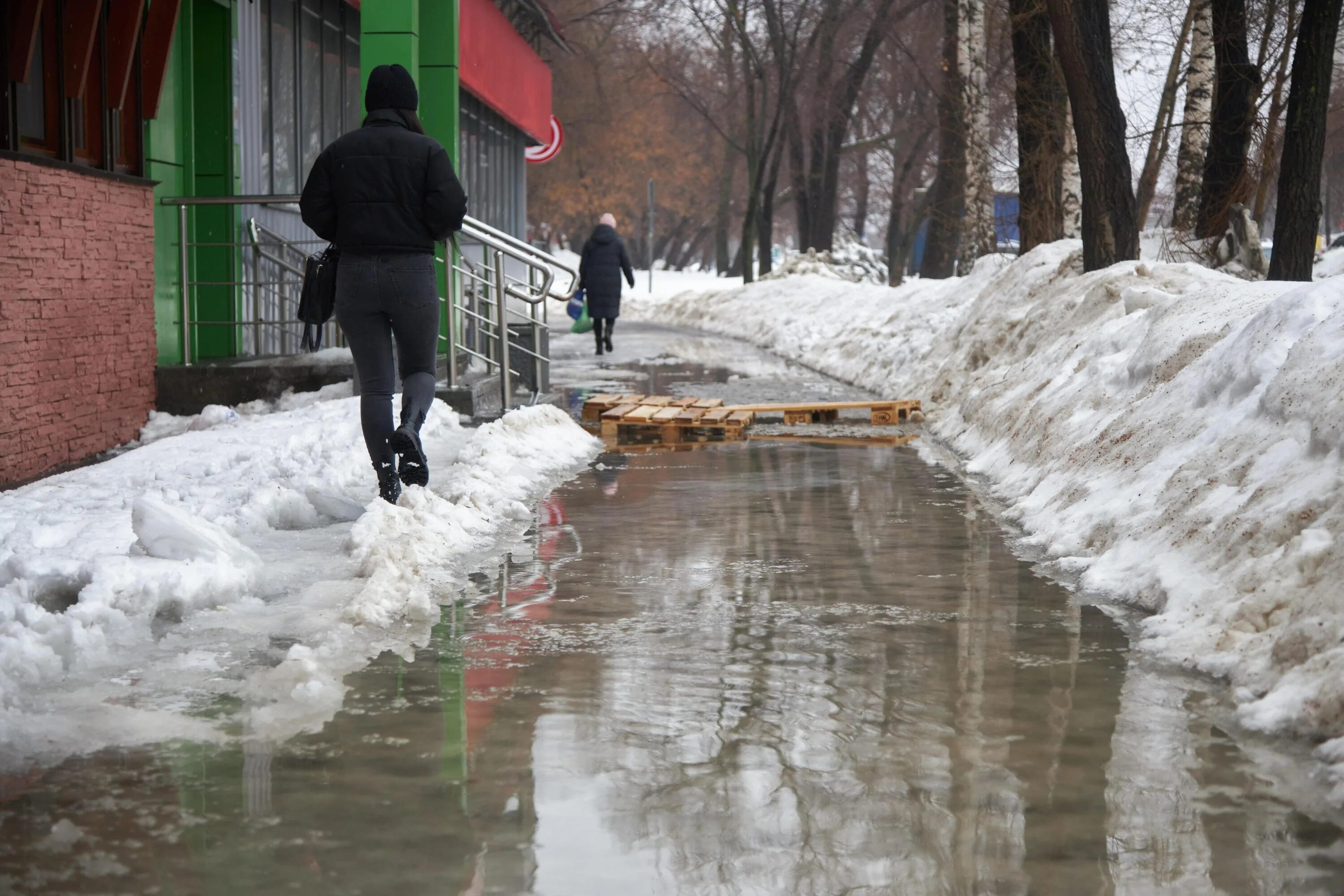 потепление в новосибирске. когда тает снег в москве в 2024. оттепель на улице. снег фото. снег в иркутске 2022.