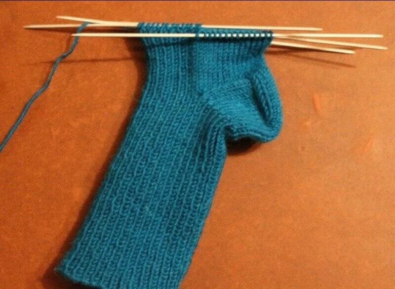 Носки на круговых спицах. Вязаные носки без пяток. Носки с вывязанной пяткой. Носки на 2 спицах. Носки спицами.