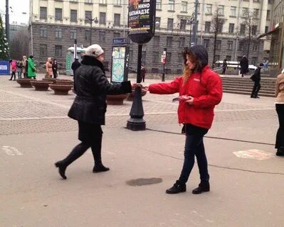 Раздача листовок у метро