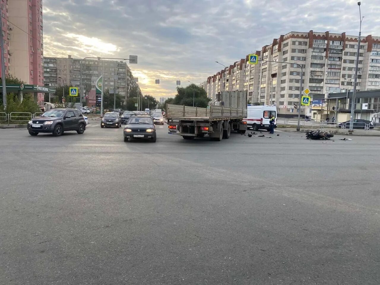 Авария на Меридиане в Челябинске. ДТП автодорога Меридиан Челябинск. Авария мотоциклиста Челябинск. Авария на Меридиане в Челябинске сегодня.