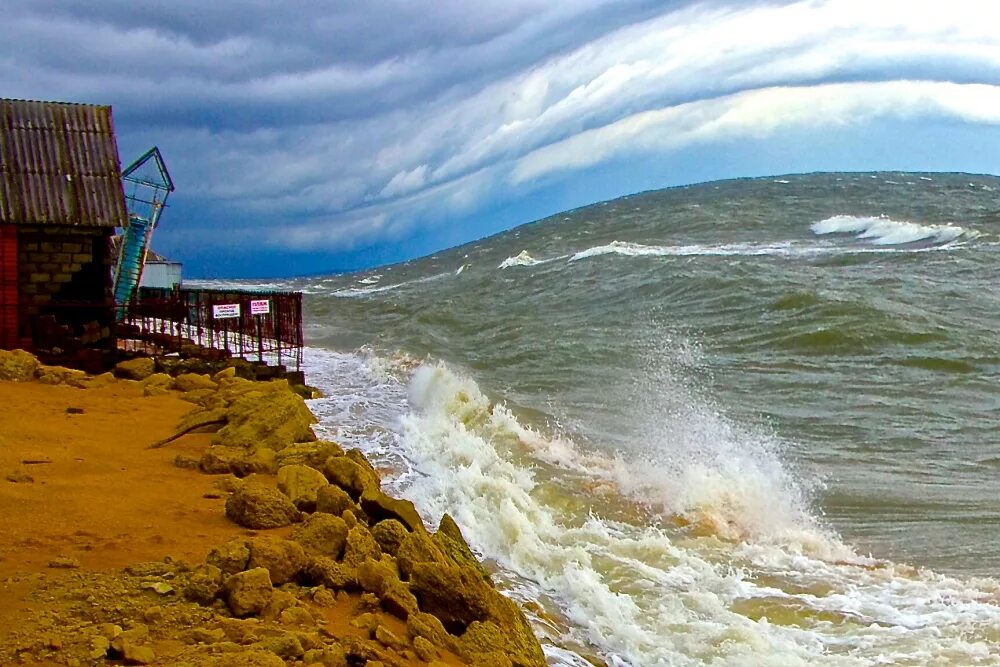 Цунами и их характеристика. Волна цунами. Цунами чистополь. Цунами чистополь. Цунами в сочи.