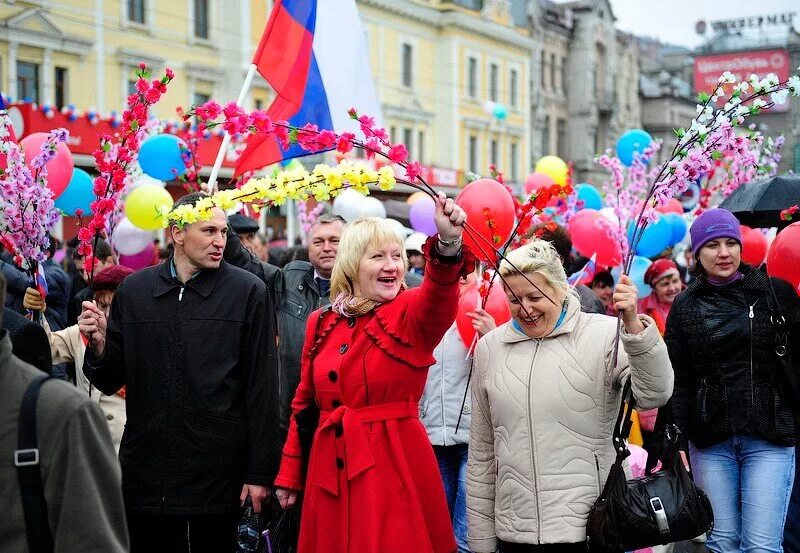 Выступление 1 мая. Первомайская демонстрация во владивостоке. украшение колонны на 1 мая. колонна на 1 мая. люди на первое мая.