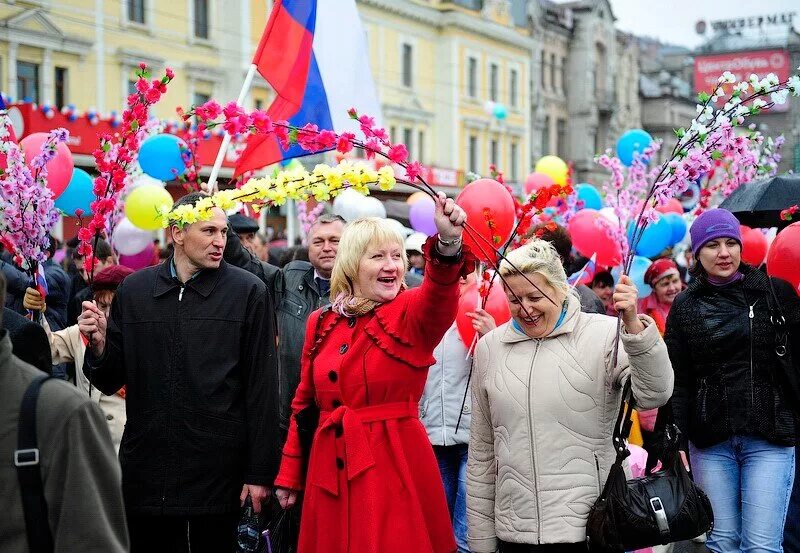 1 мая 80. Первомайская демонстрация во Владивостоке. Украшение колонны на 1 мая. Колонна на 1 мая. Люди на первое мая.