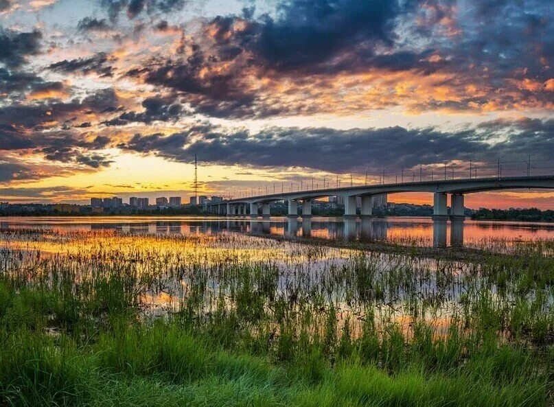 Иркутск река ангара. Река Ангара Иркутск. Иркутск Ангара. Ангара в Иркутске фотографии. Ангарский мост Иркутск.