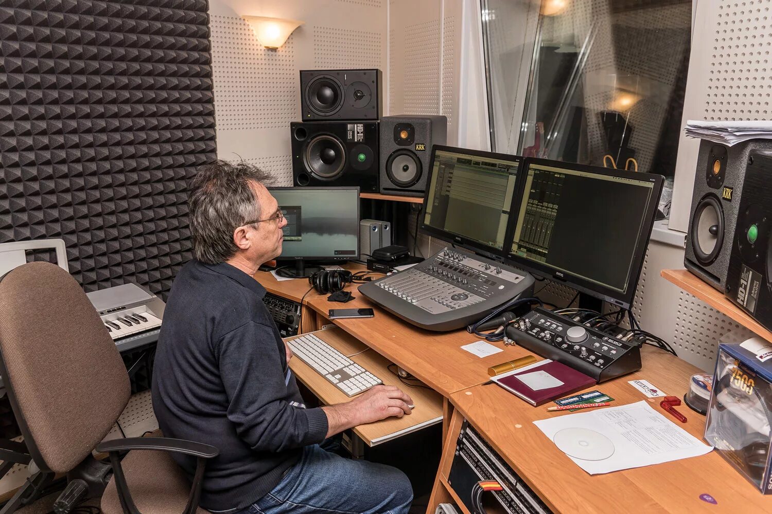 Записаться в студии. Микрофон для озвучки. Записаться в студии. Поет в студии. Записаться в студии.