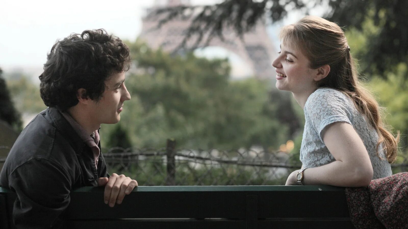 Комедия про миллионера. He films. He films. He films. He films.