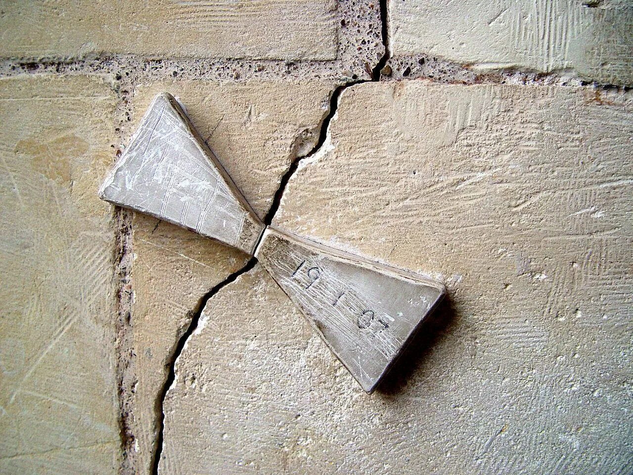 Гипсовый маячок на трещину в стене. Маячки на трещины в стене. Маяк из гипса. Гипсовые маячки. Натертые маяки для гипсовой штукатурки.