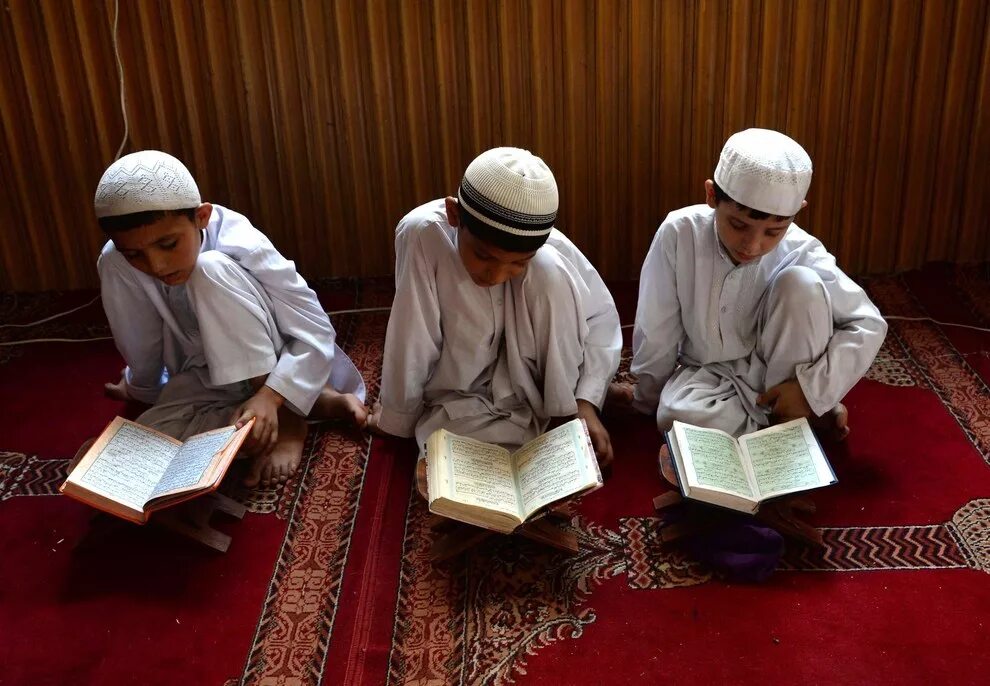 Полный коран читает. Коран Мухаммад Хафиз. Медресе ученики. Медресе Коран. Мусульманин с Кораном.