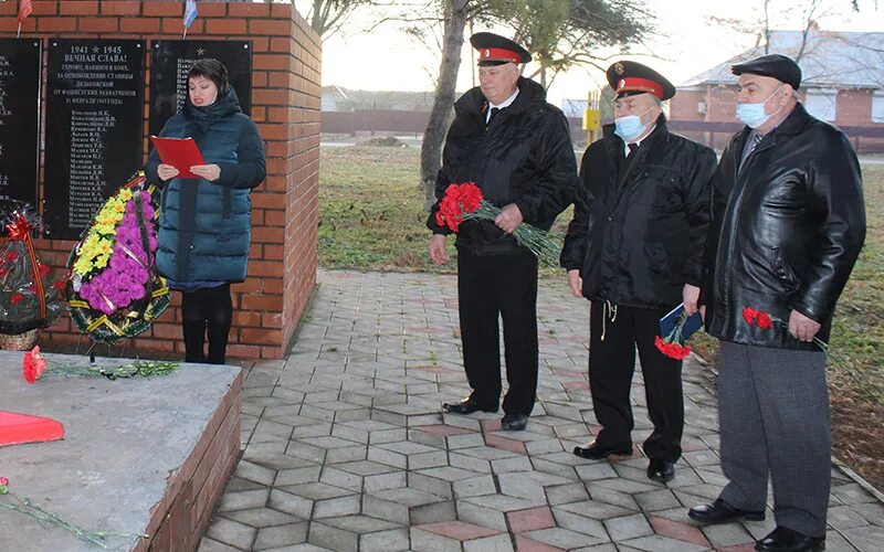 Население павловская краснодарский край. Вечный огонь станица Павловская Краснодарский край. Худяков станица Павловская. Площадь Победы станица Павловская. Ст Павловская центр станицы.