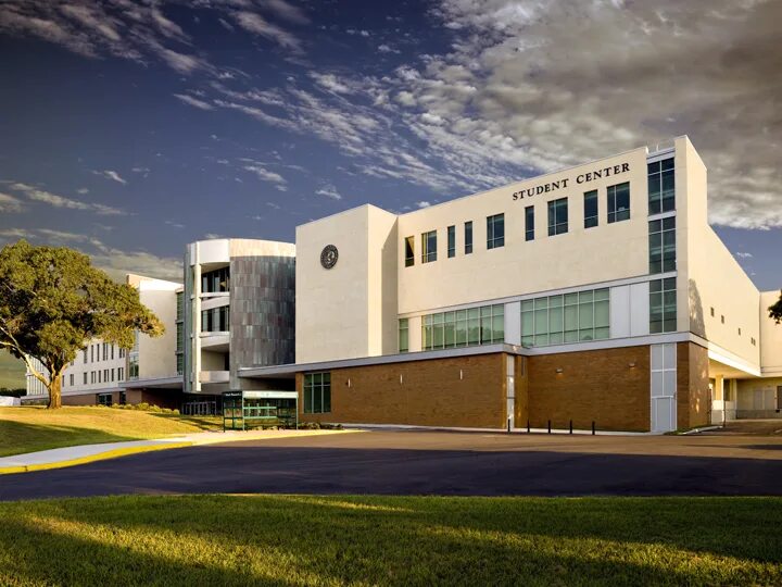 Научный центр в америке. Научные центры сша. Здание научного центра. Университет массачусетс бьярке ингельс. Современные досуговые центры.