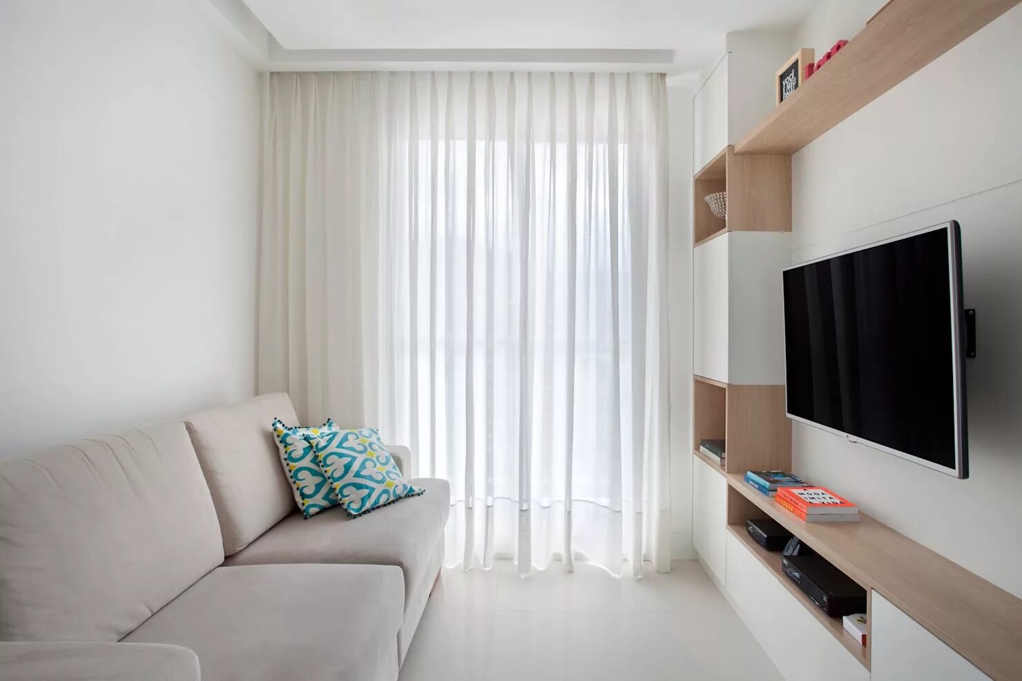 Обстановка маленькой гостиной. Диваны в интерьере маленькой гостиной. Интерьер маленькой проходной гостиной. Очень маленькие гостиные. Обставить однушку с балконом.