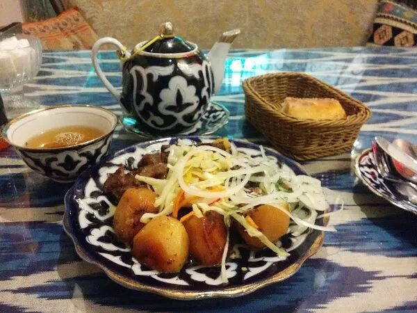 Со мной узбекский. Кафе узбекской кухни. Кафе узбекской кухни в Москве. Узбекская еда в кафе на столе. Узбекский кухня рядом.