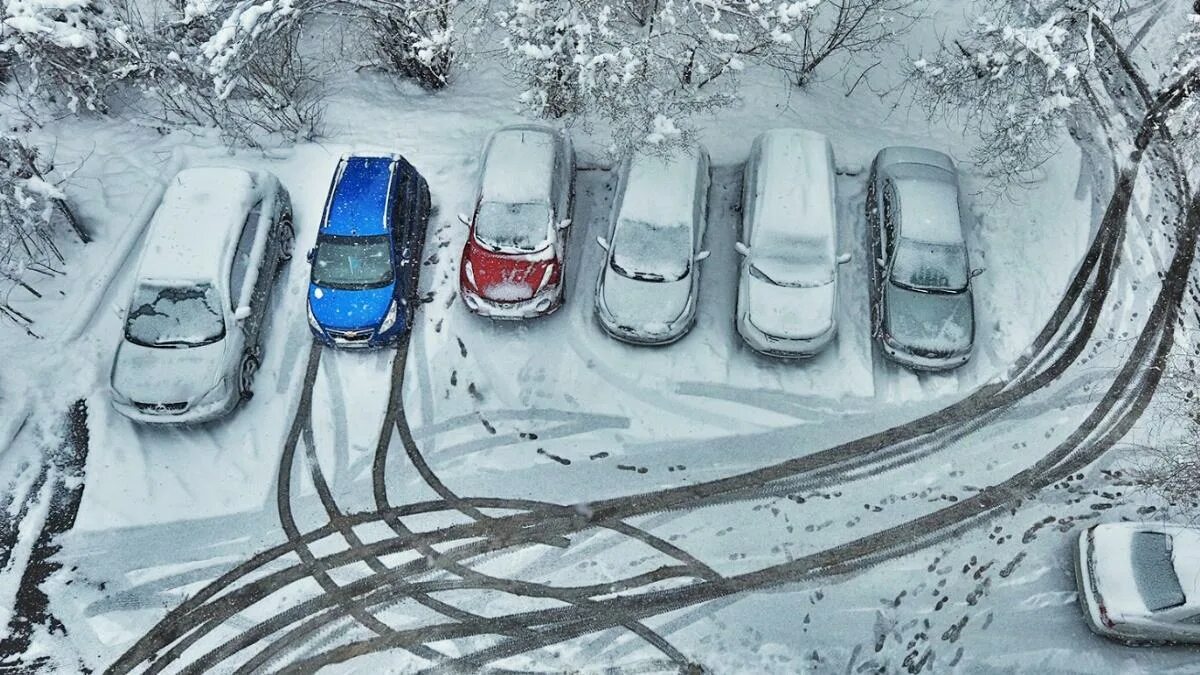 Как быстрее прогреть автомобиль зимой. Прогрев авто зимой. снег в салоне. учебный автомобиль зимой. замороженный салон автомобиля.