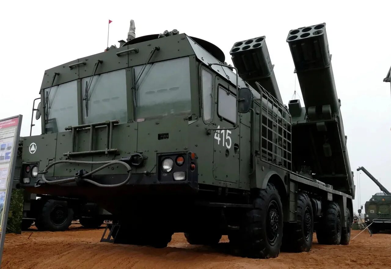Залповая система ураган характеристики. Ураган-1м реактивная система. ураган-1м реактивная система залпового огня. 9к512 «ураган-1м». рсзо 9к512 «ураган-1м».