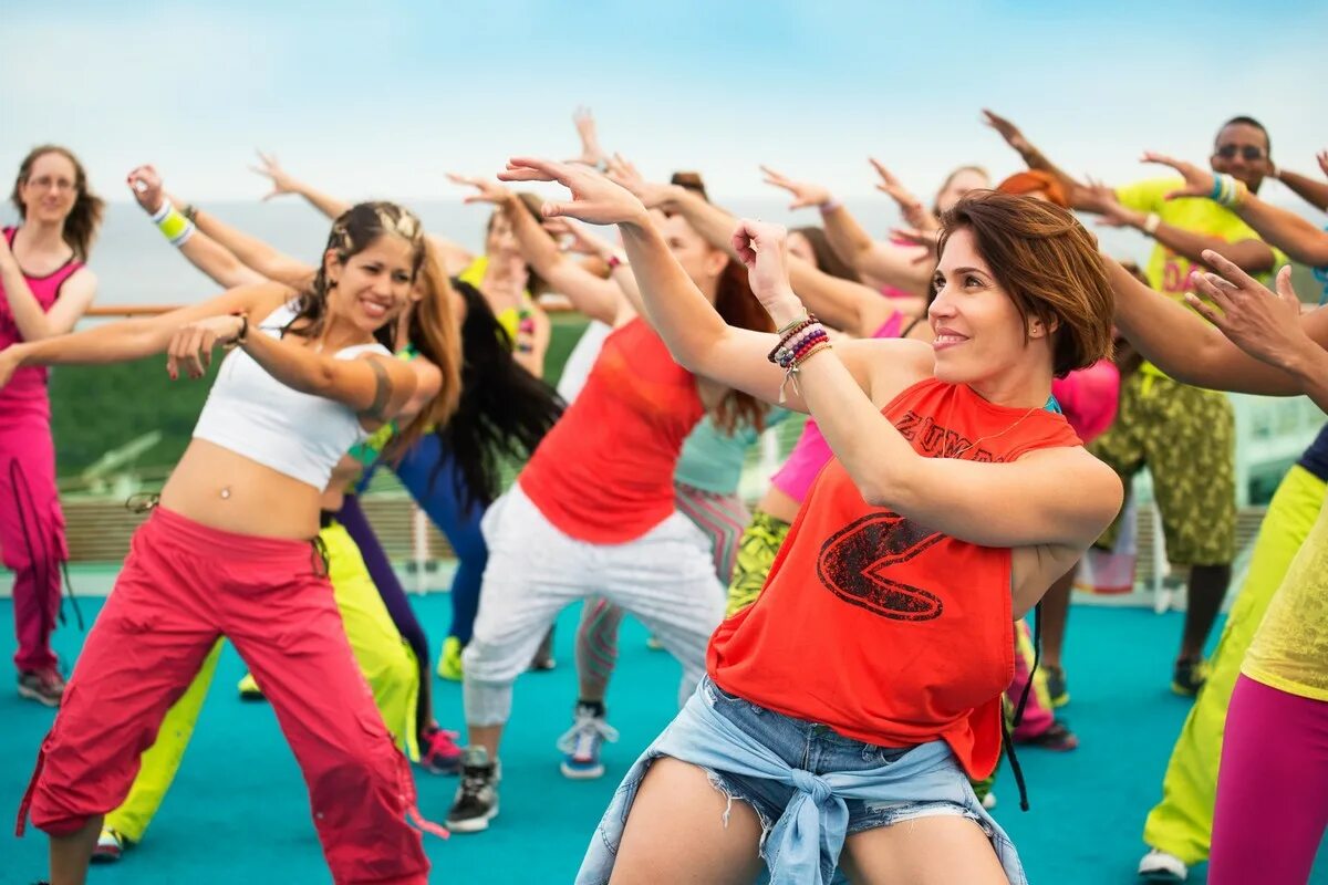 Новинки веселых зажигательных. Зумба сентао. Танцы Zumba Fitness. Зумба занятия. Зумба танец.