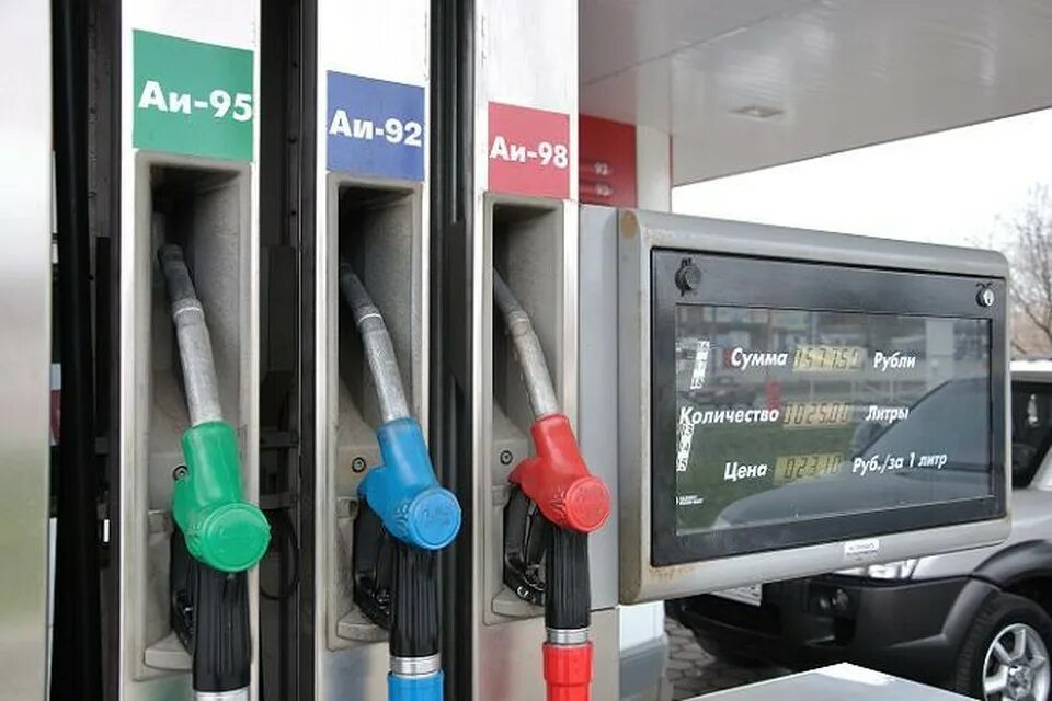 Купить бензин гомель. Рублей за литр. Бензин в аптеке. Бензин на заправке литр 80 р. Бензин продают по 0.9 литра.