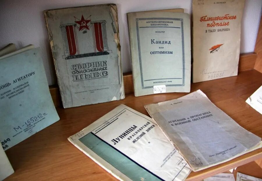 Книги в военное время. Красноармейская книжка штрафника. Книги об армии для детей. Армейская книга. Армейская книга.