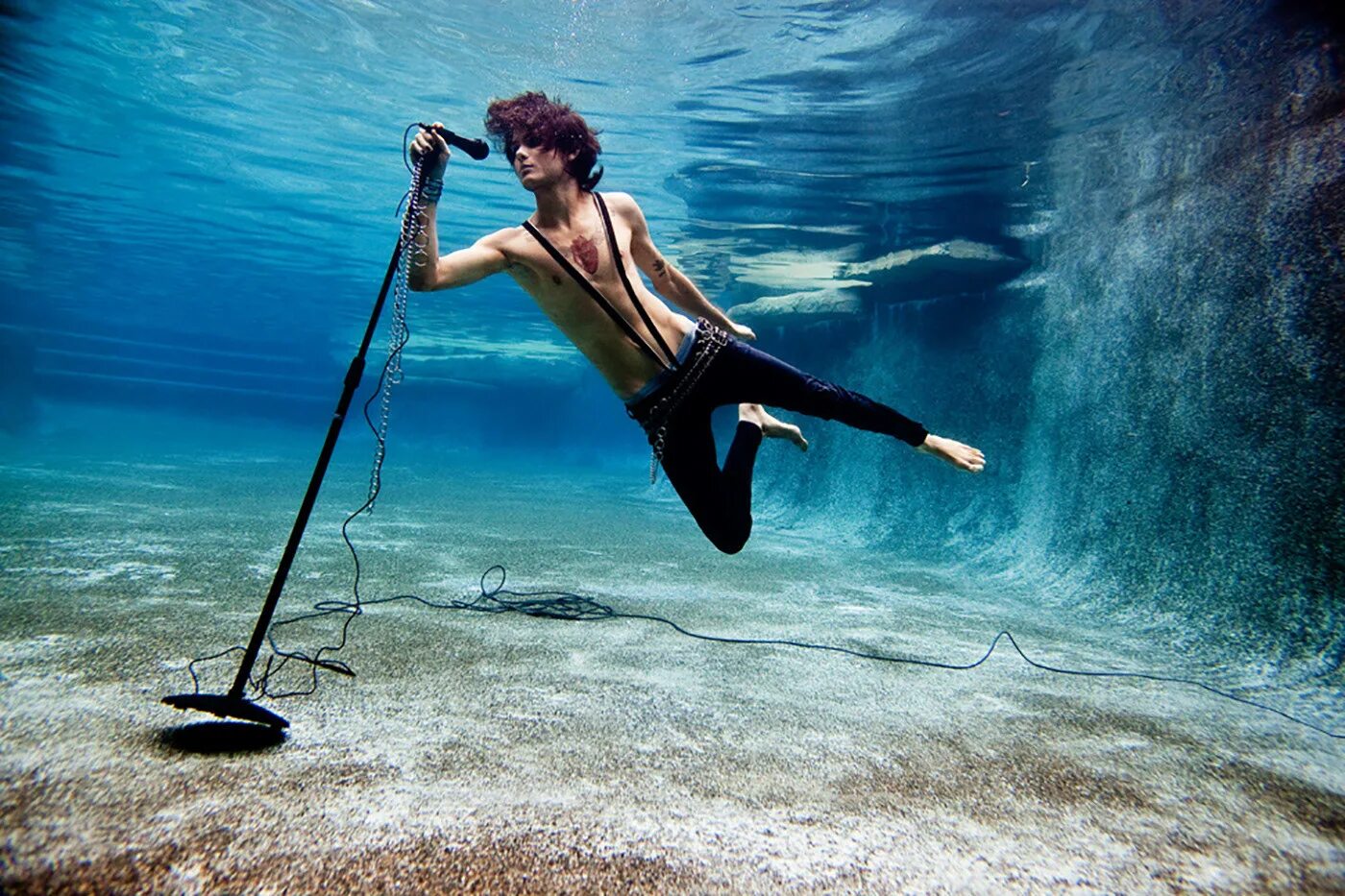 Мужчина под водой. Фотосессия под водой. Фотосессия в воде. Мужская фотосессия в воде. Качок под водой