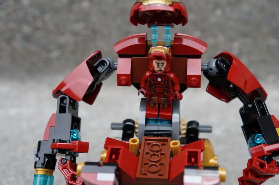 Amazing LEGO Iron Man lab shows all of Iron Man's suits - The Brothers Brick Ama