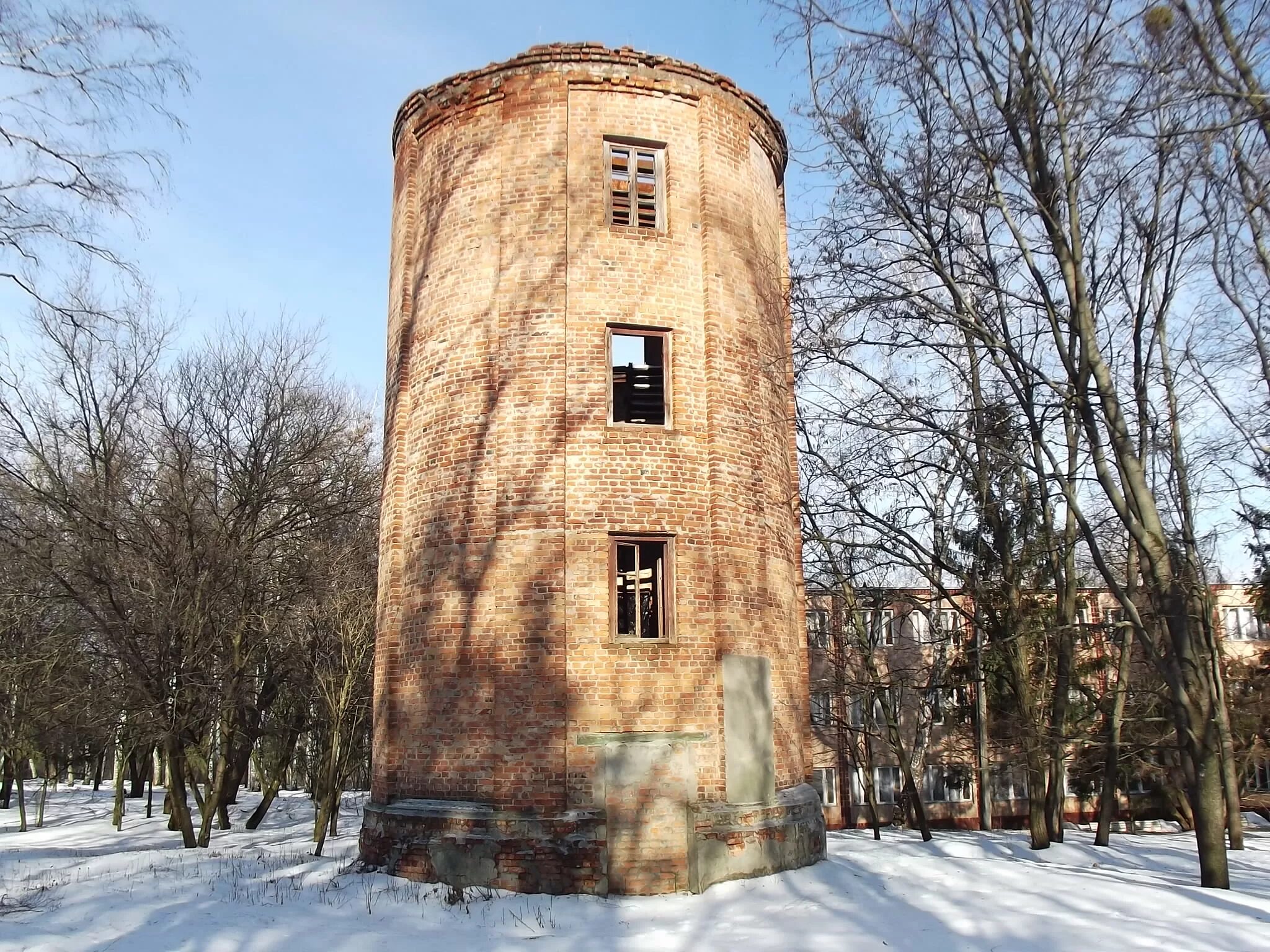 Водонапорная башня кирсанов. Сооружение водонапорная башня. Водонапорная башня сутоган. Водонапорные башни в ирландии. Водонапорная башня пестово новгородской.