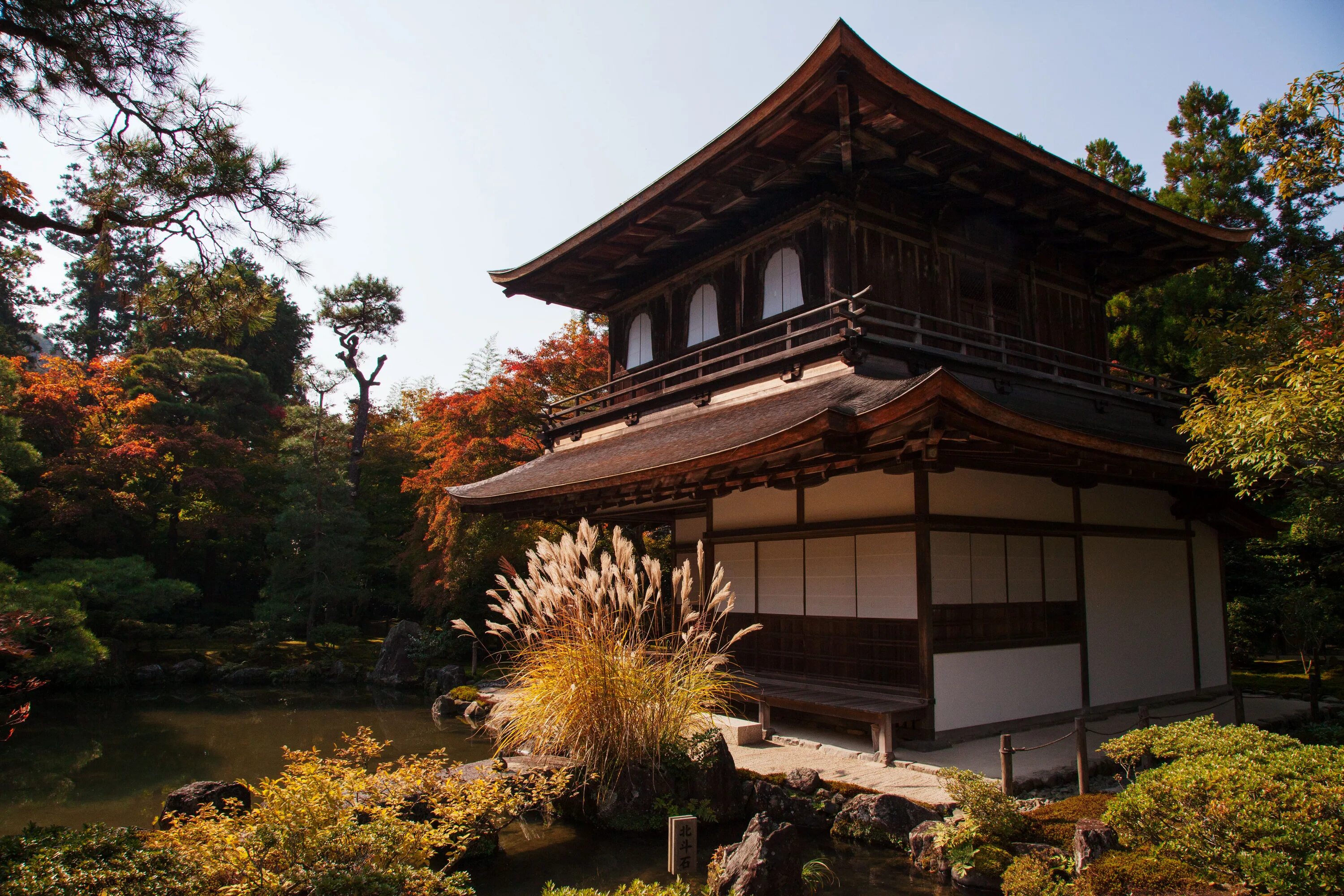 Японский дом 6 букв. Япония храм Гинкаку дзи. Гинкакудзи павильон Киото Япония. Сёин-дзукури архитектура. Гинкакудзи серебряный павильон.