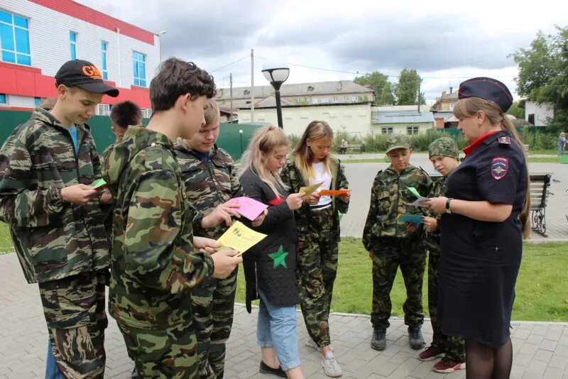 Комендантский новости. Полицейский Комендантской группы. Комендантский патруль в Свердловской области. Комендантская группа. День сотрудника Комендантской группы.