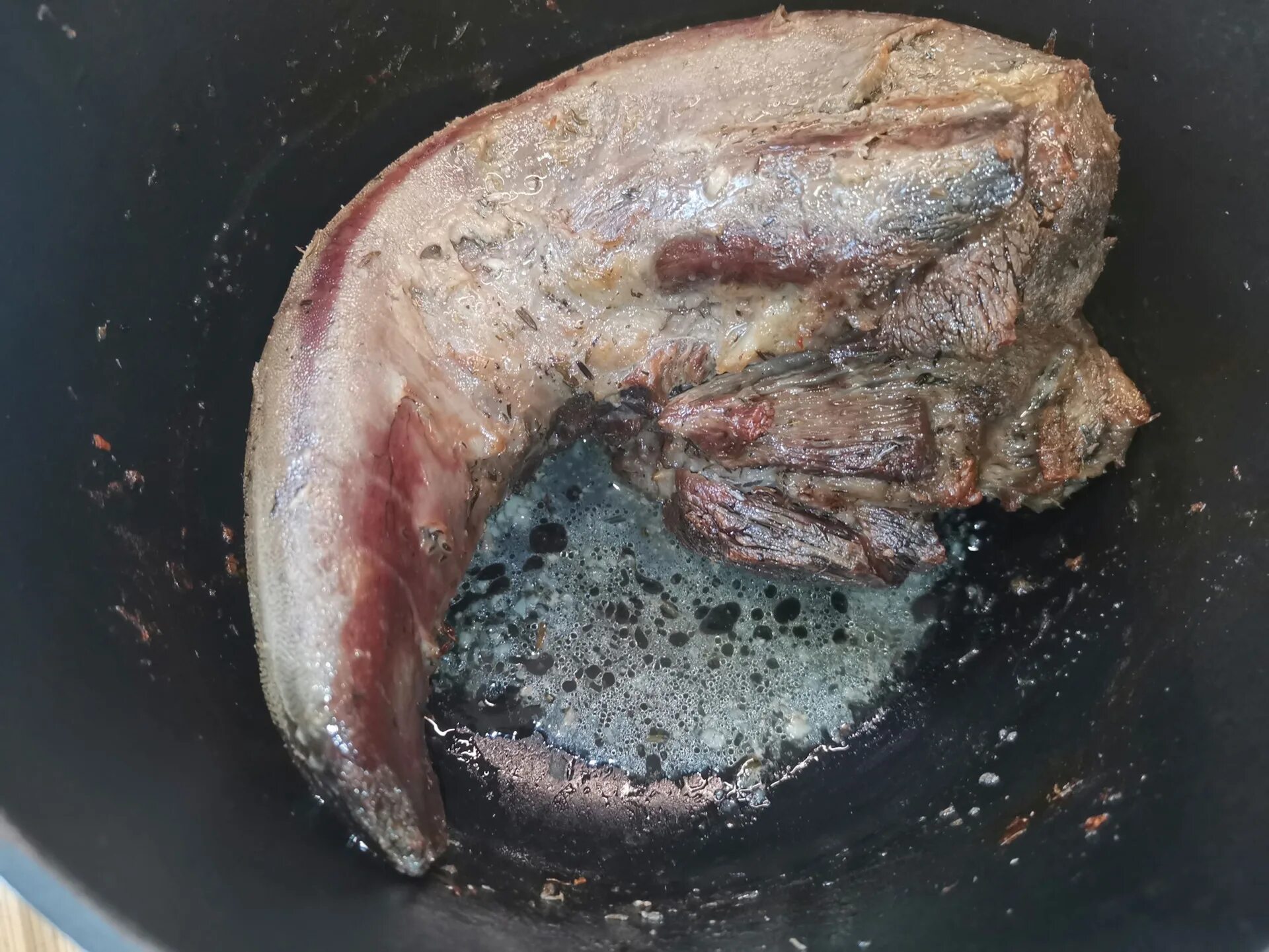 Жаркое из языка говяжьего. Жареный язык. Жареный говяжий язык. Вареный говяжий язык. Язык говяжий жареный с луком.
