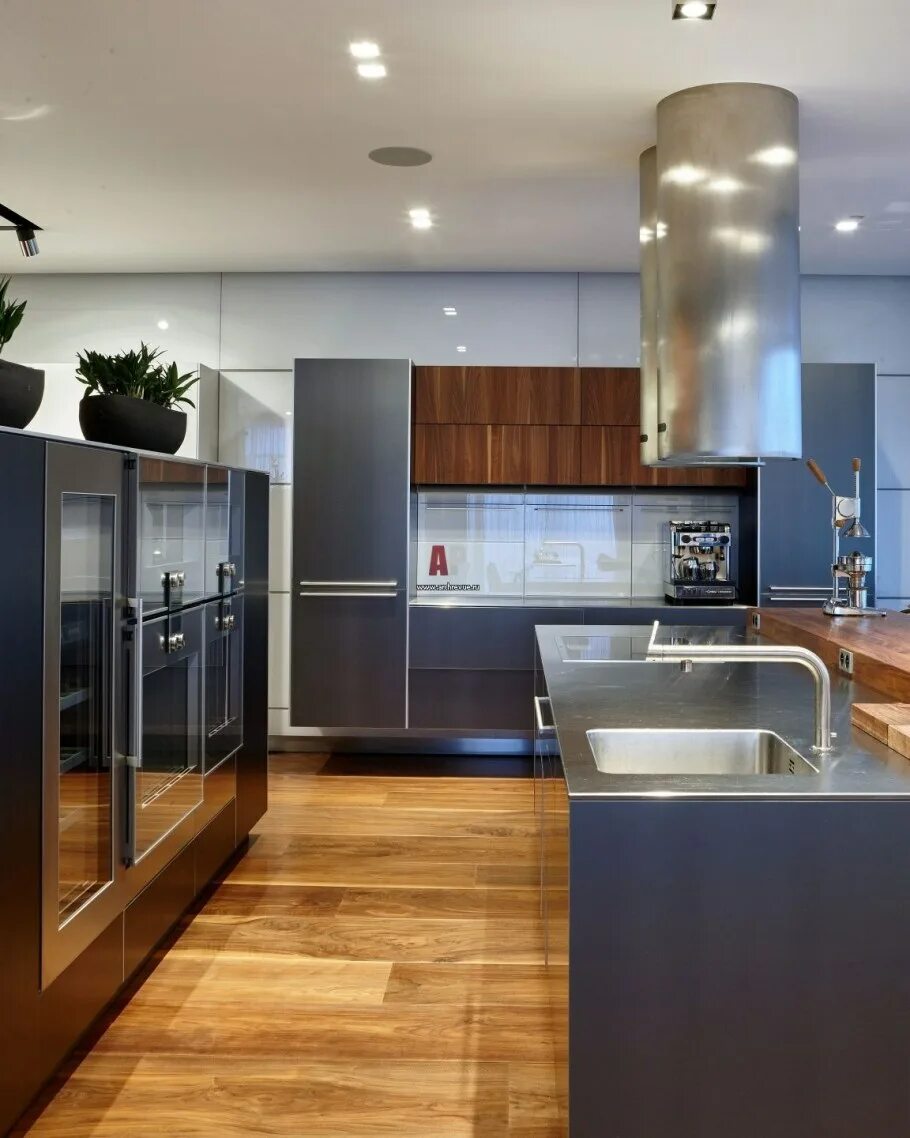 Современный интерьер кухни. Самая большая кухня в квартире. Дизайнерский интерьер кухни. Самая большая кухня в квартире. Кухня, большая.