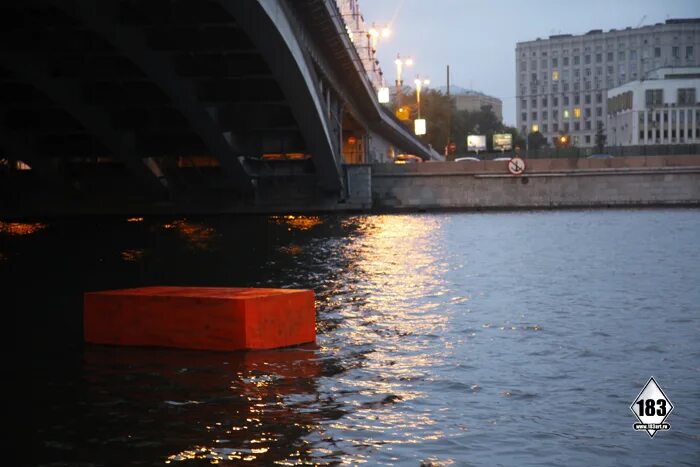 кирпич плывет. по воде плывёт кирпич деревянный. кирпич плавает в воде. плывет кирпич. по реке плывет кирпич деревянный как стекло.