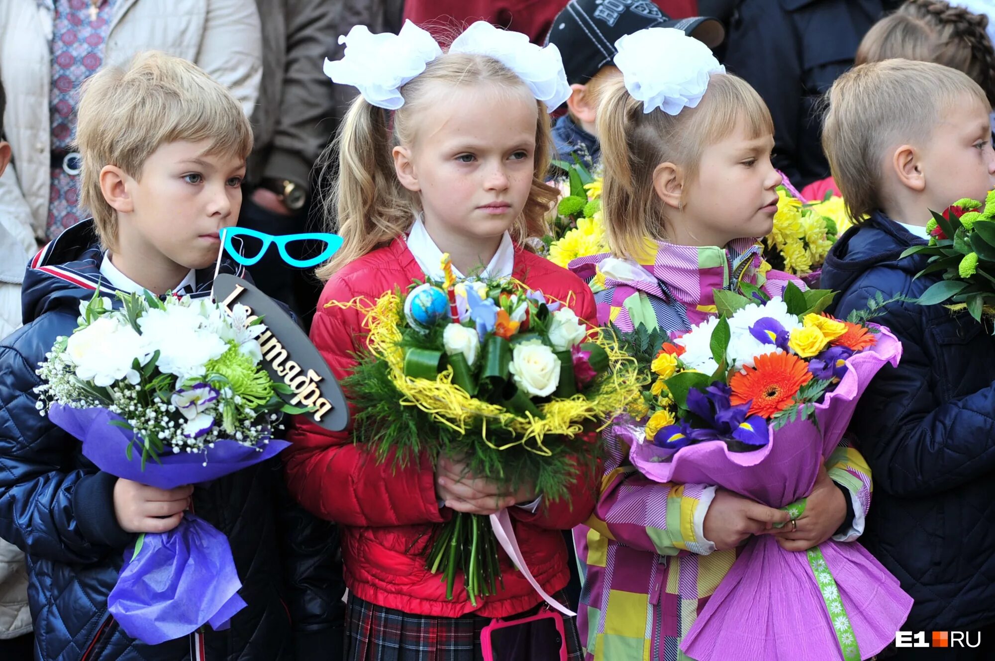 Школа первоклассника. Первоклассник с родителями. Первоклашки в школе. Первоклассница с родителями. Родителей в школу сегодня