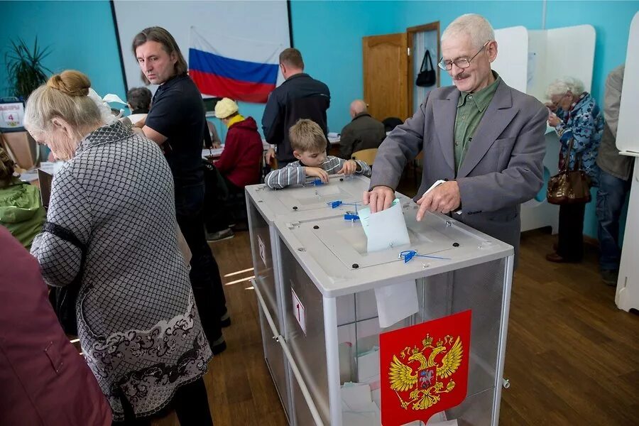 Выборы фото. Выборы в России. Голосование на выборах. Выборы РФ. Люди голосуют на выборах.
