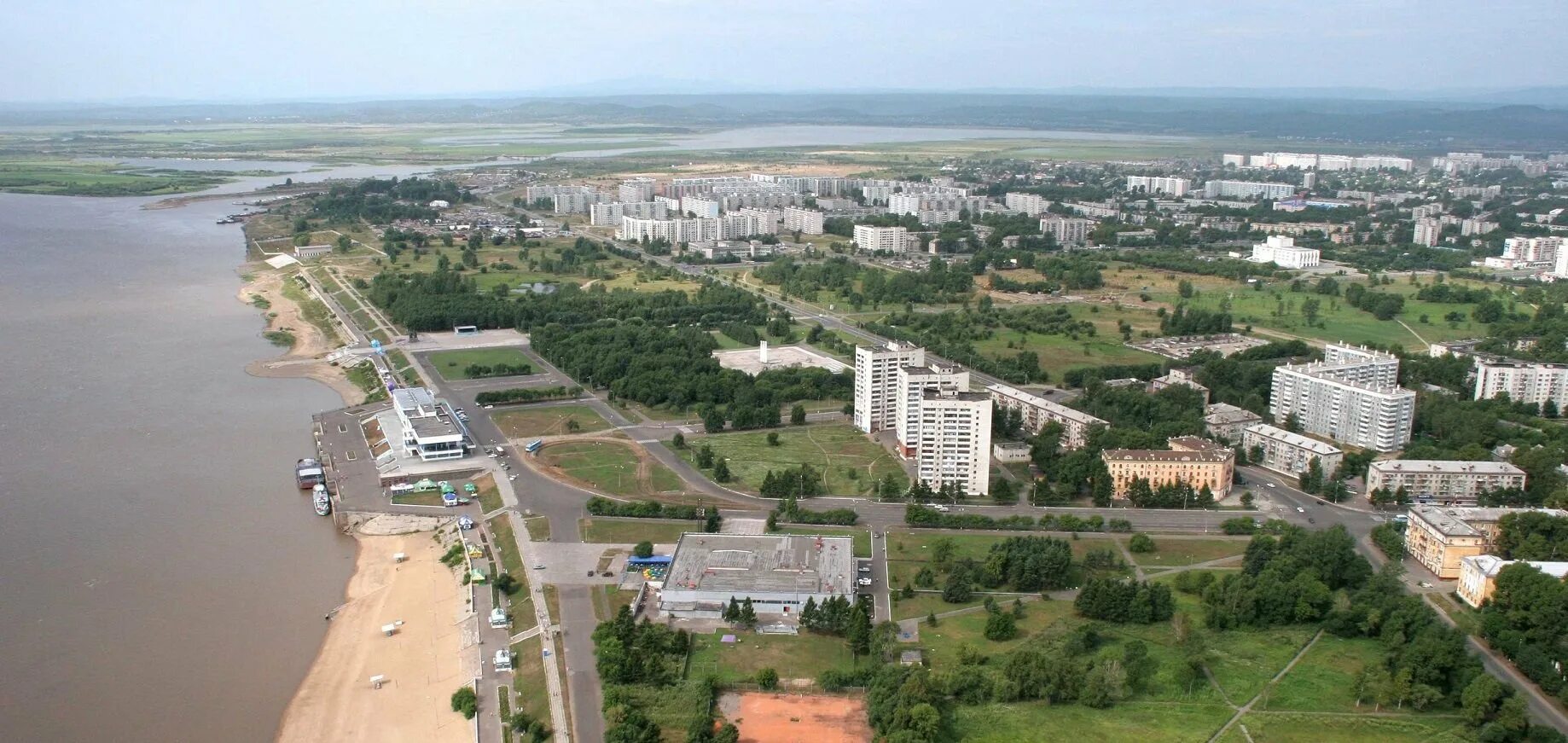 Сколько лет комсомольску на амуре. Дамба Комсомольск на Амуре. Комсомольск-на-Амуре города на Амуре. Современный Комсомольск на Амуре. Комсомольск на Амуре население.