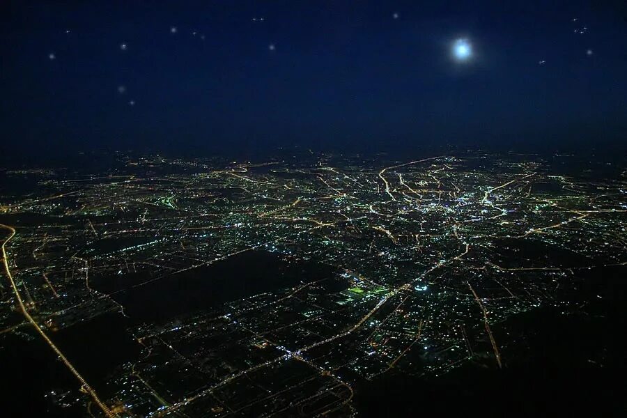 Ковид ночью. Ночная Москва с высоты птичьего полета. Ночная Москва вид с самолета. Ночная Москва сверху. Москва вид сверху ночью.