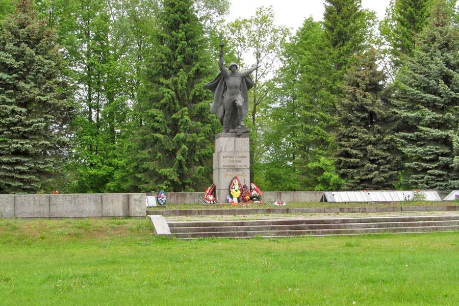 Холм новгород. Г холм Новгородской области площадь Победы. Город холм мемориал. Город холм площадь Победы. Братская могила город холм площадь Победы.