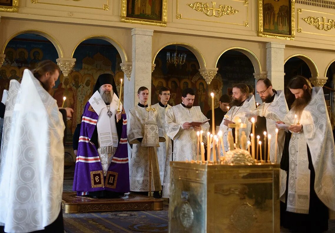 Служба в троицком соборе. Ректор академии троице сергиевой лавры. родительская суббота троице-сергиева лавра. родительская служба в храме. заупокойная суббота.