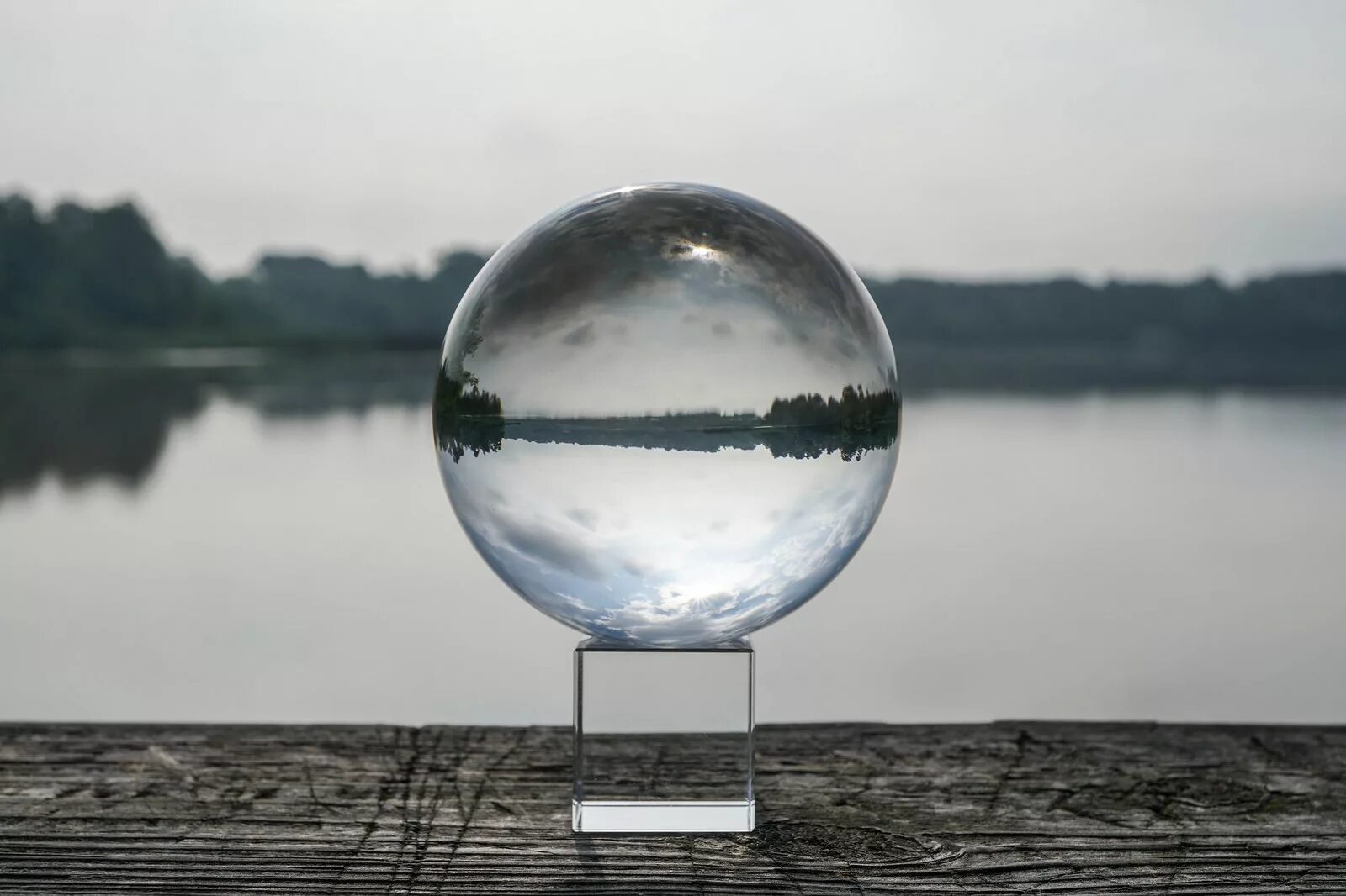 Отражение в шарике. Стеклянный шар отражение. Отражение в металлическом шаре. Отражение в стеклянном шаре. Шарики заполненные водой