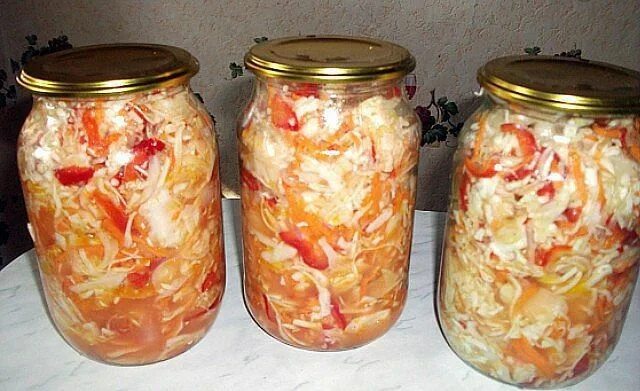 Маринованная капуста на зиму под крышку. Салат осенний на зиму. салат с капустой на зиму без стерилизации. салат из капусты на зиму без стерилизации. салат осенний в банке на зиму.