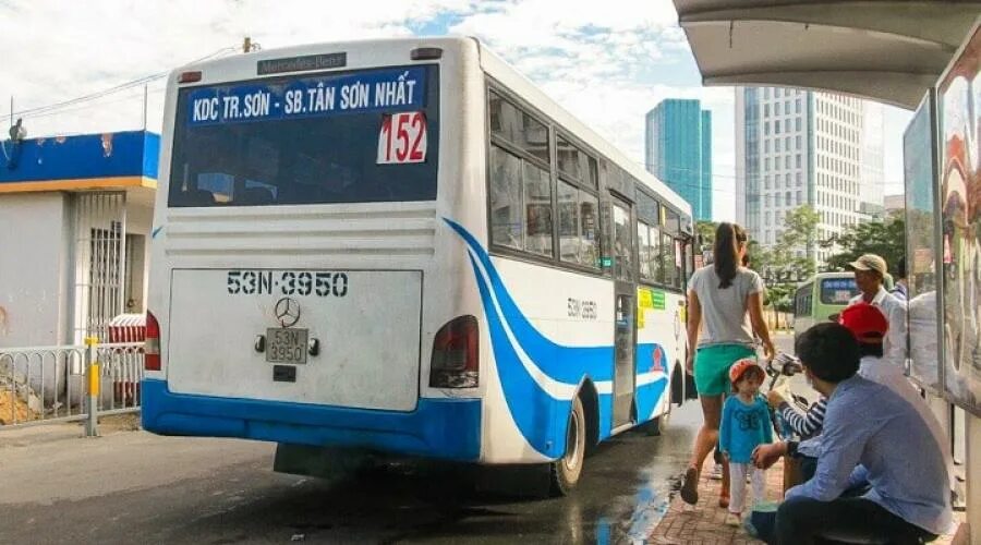 Автобусная станция в Хошимине. Автобус из Хошимина в Муйне. Поезд Хошимин Фантьет. Остановки туристического автобуса в Хошимине.