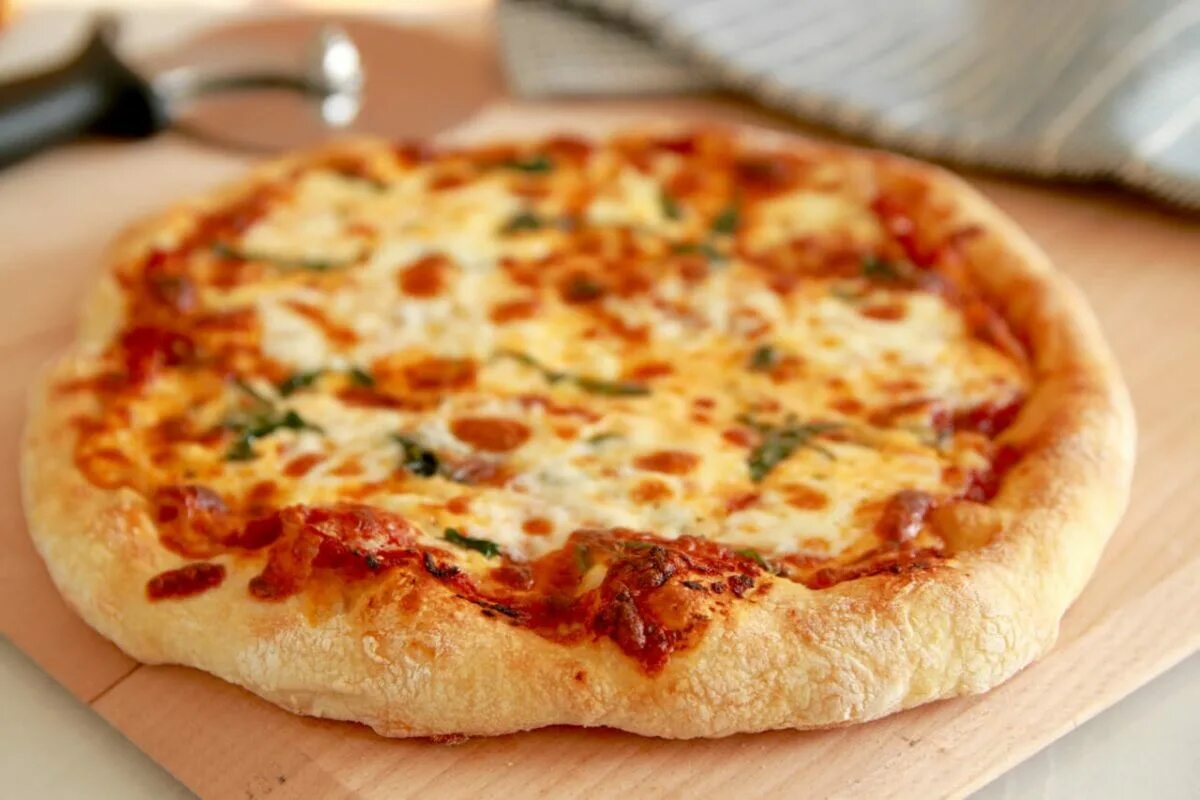 Пицца быстро и вкусно мягкая. Тесто для пиццы. пицца на дрожжевом тесте. тесто для пиццы дрожжевое. правильная пицца.