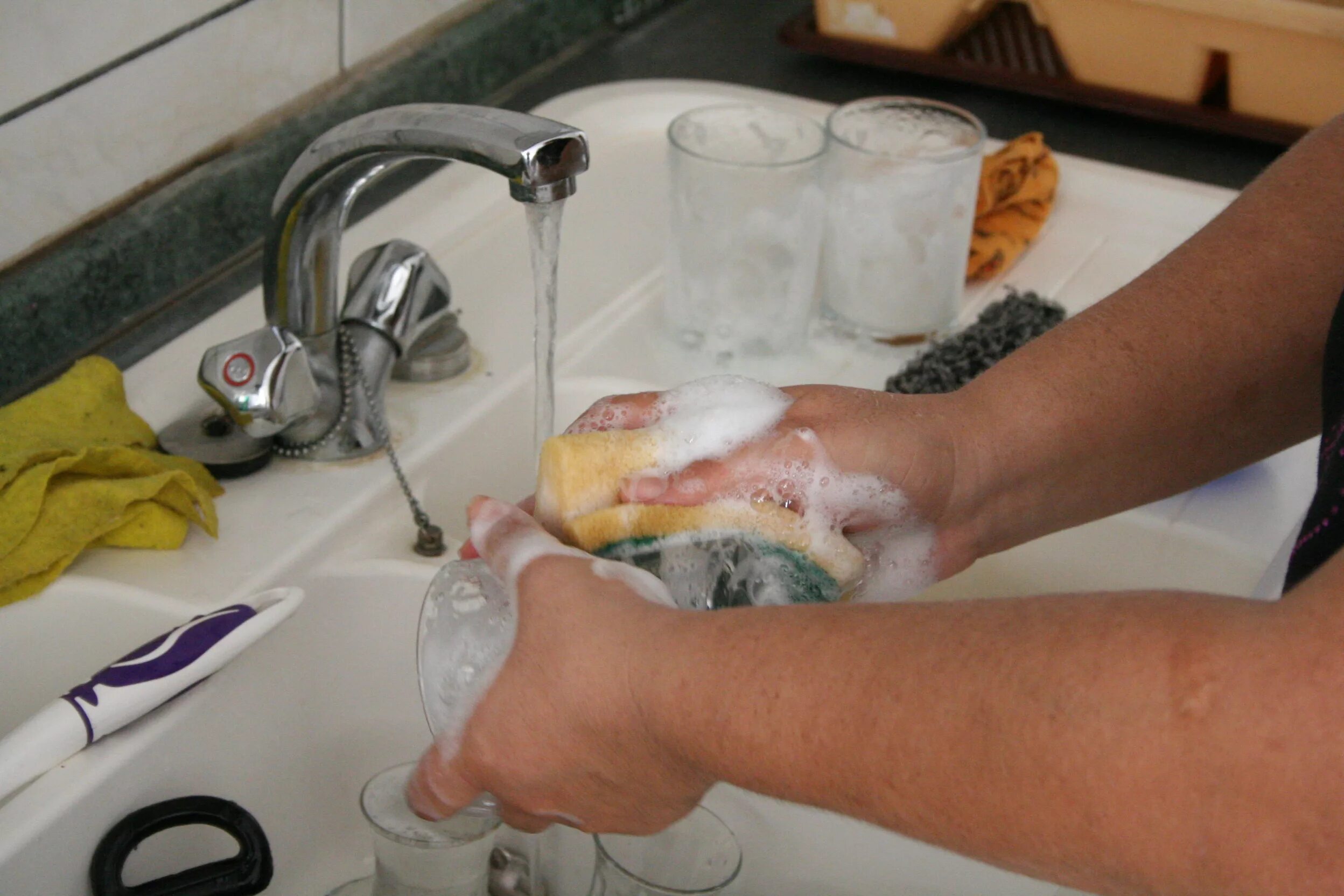 Are you doing dishes. Мытье посуды под краном. Мытье яиц. Спонж под краном. Грязная вода из крана.