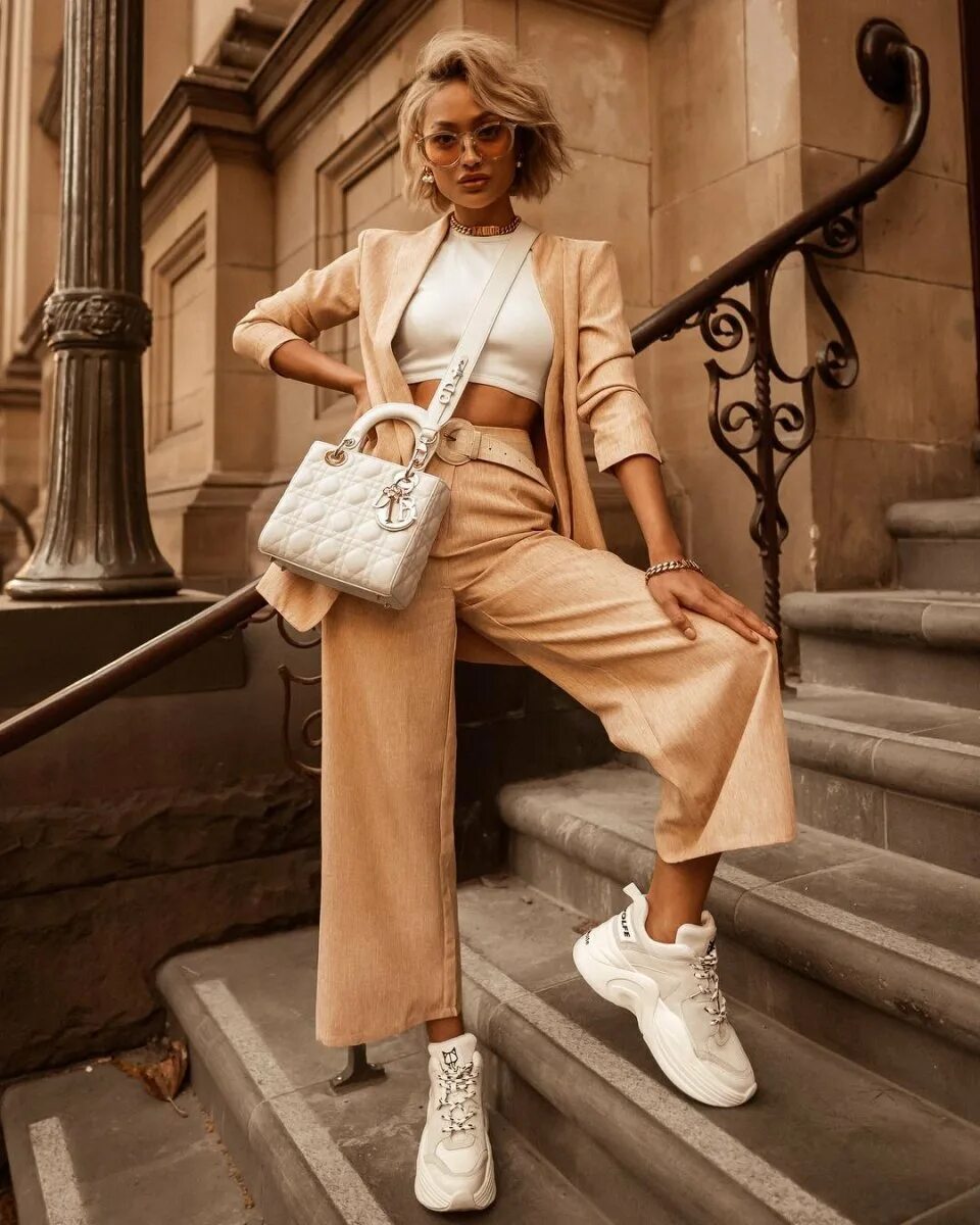 Брюки палаццо бежевые. Спортивные палаццо с чем носить. Бомбер с брюками палаццо. Штаны палаццо женские спортивные. Брюки палаццо кэжуал.