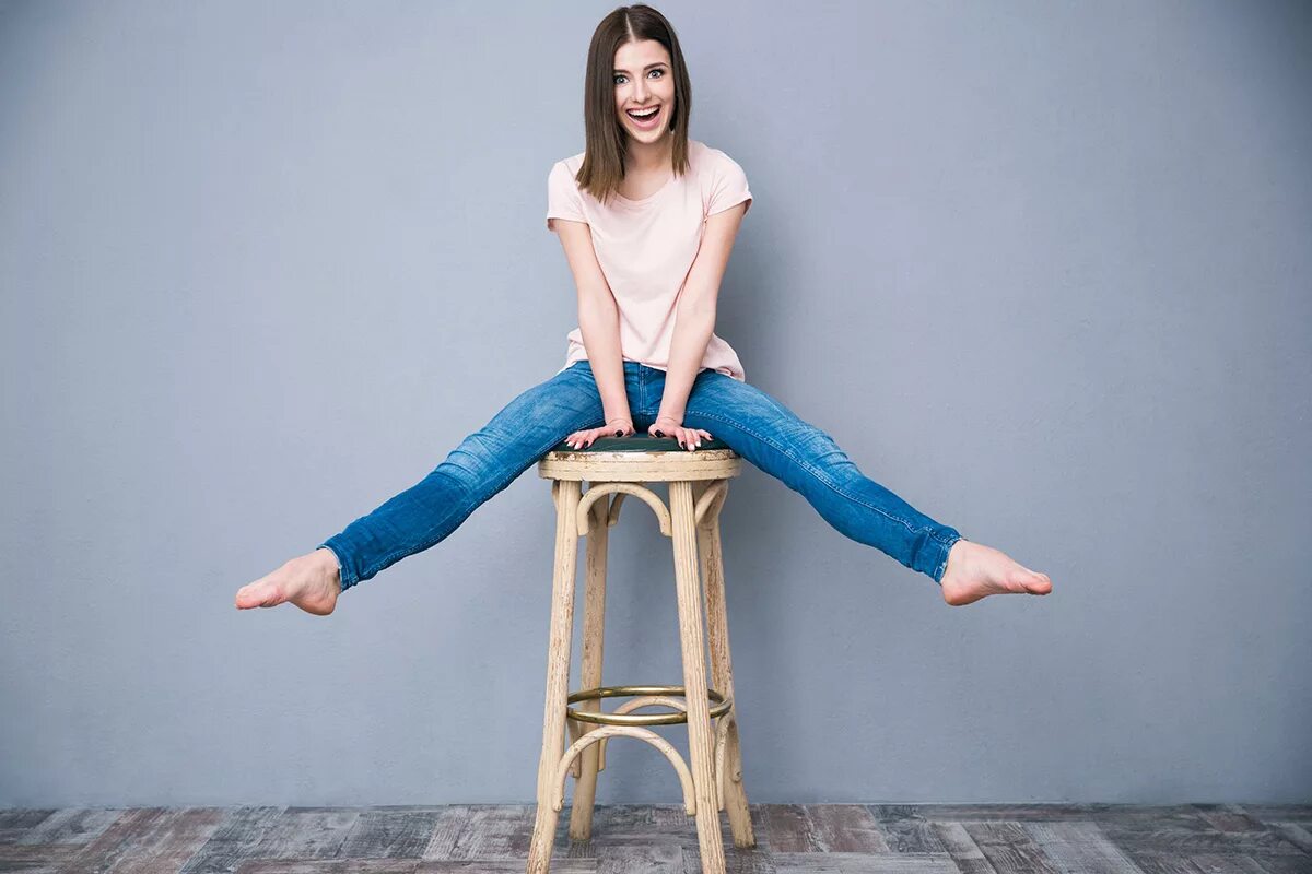 женщина табуретка. креативная женщина. женщина табуретка. женщина табуретка. женщина табуретка.