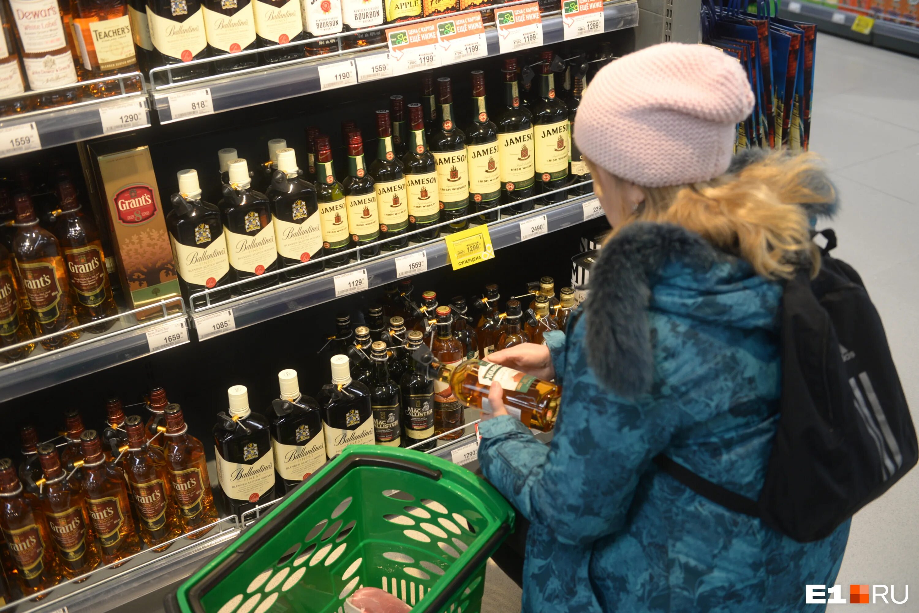 Купил в н е. Торговля алкогольной продукцией. Продала алкоголь несовершеннолетнему. Реализация напитков. Спиртные напитки.