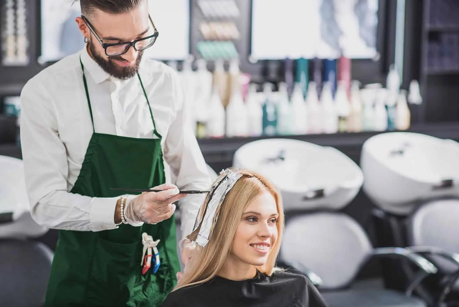 Am an hairdresser. Am an hairdresser. Девушка парикмахер. Женская стрижка в салоне. Стилисты в салоне.