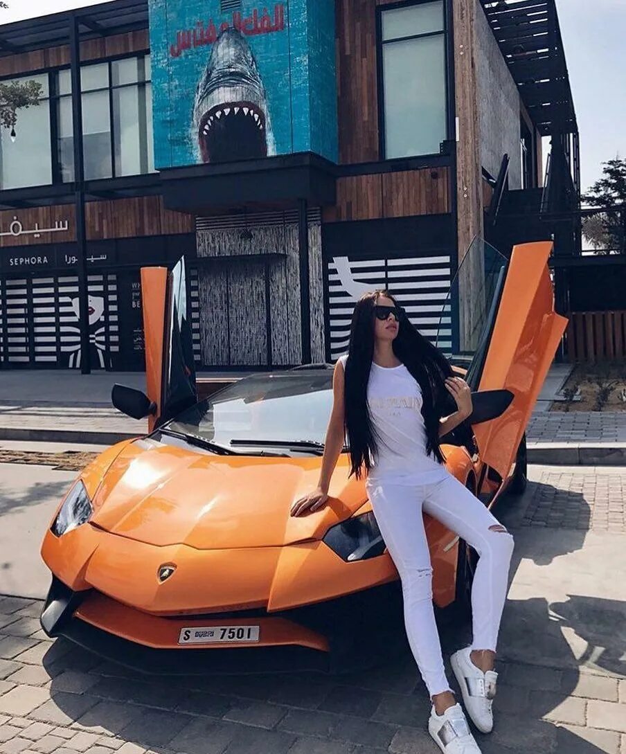 Богач с девушками. Богатая девочка 18. Красивые 18 летние девочки. Золотая молодежь. Богатая девушка.